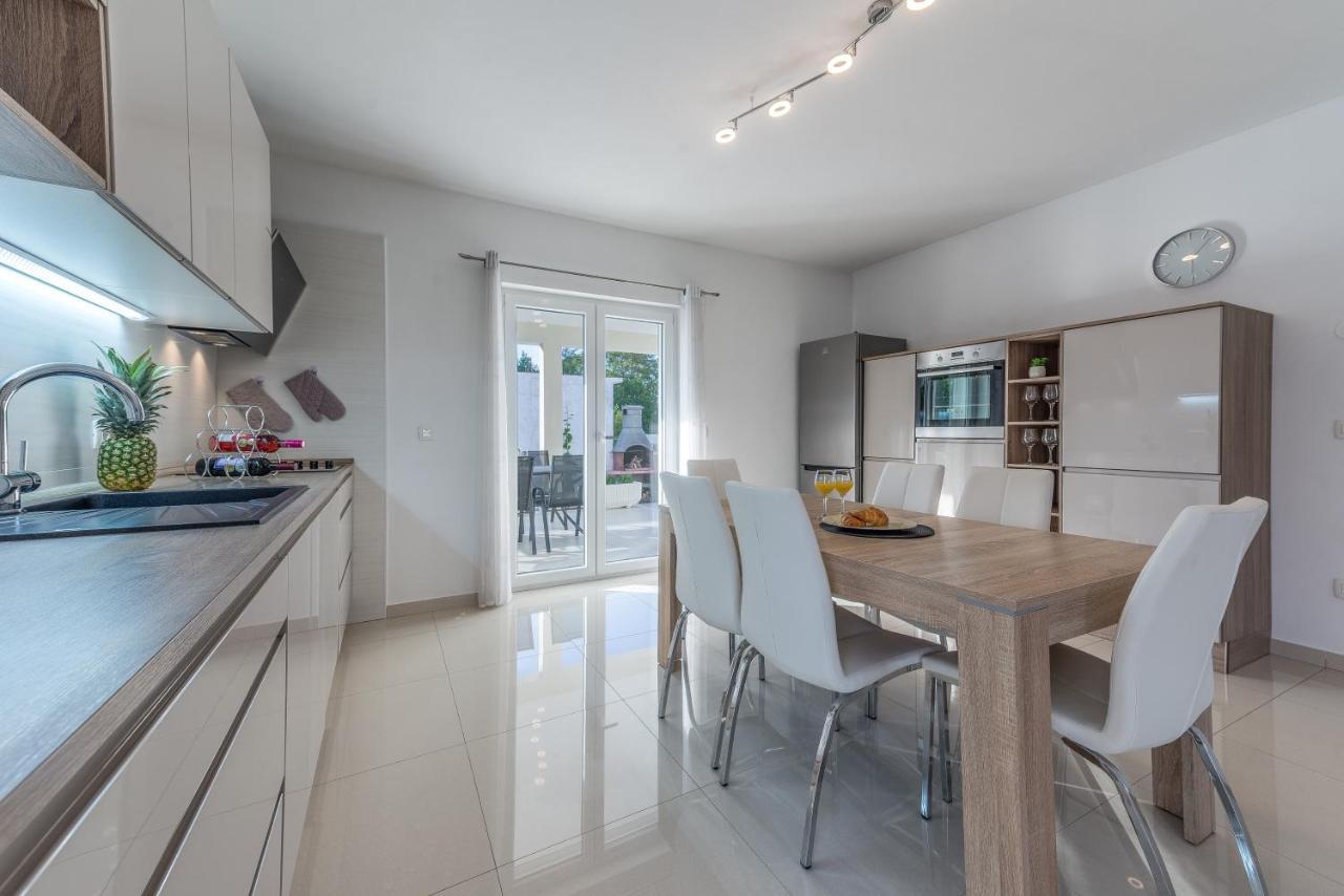 Holiday Home Bajlo Apartment With Three Bedrooms ซาดาร์ ภายนอก รูปภาพ
